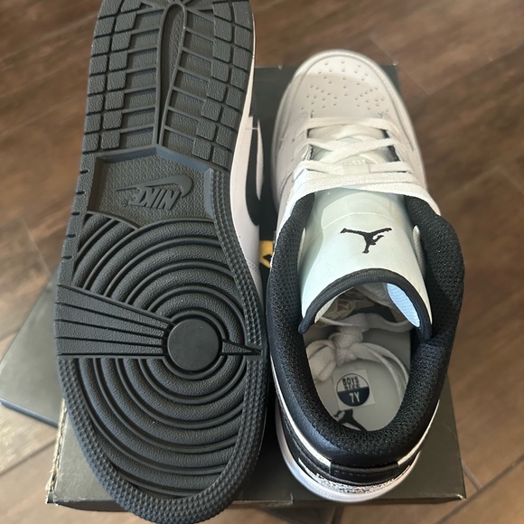 Brand new Air Force ones size 6 1/2 youth new in box - Picture 4 of 4